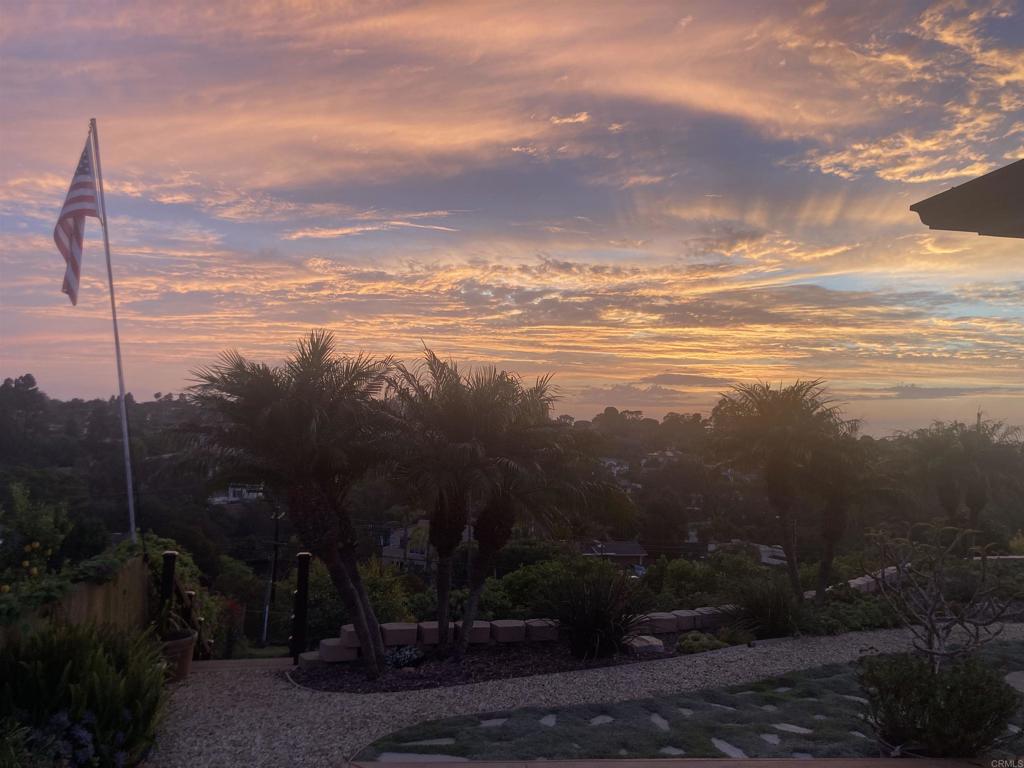 https://media.crmls.org/mediaz/850ff217-c80c-462b-b798-bf99fd705c2a.jpg?preset=X-Large