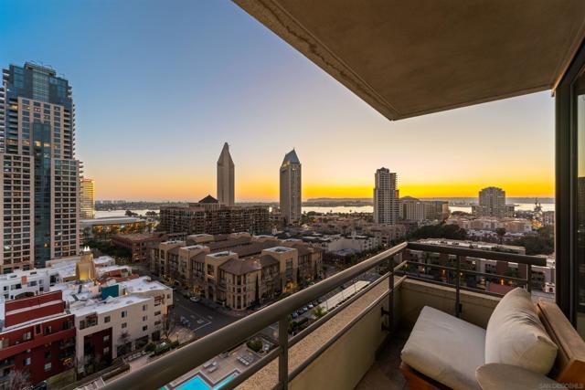 700 Front St, San Diego CA: https://media.crmls.org/mediaz/851028ad-79f4-4f22-8fbf-b6be824fb0ea.jpg