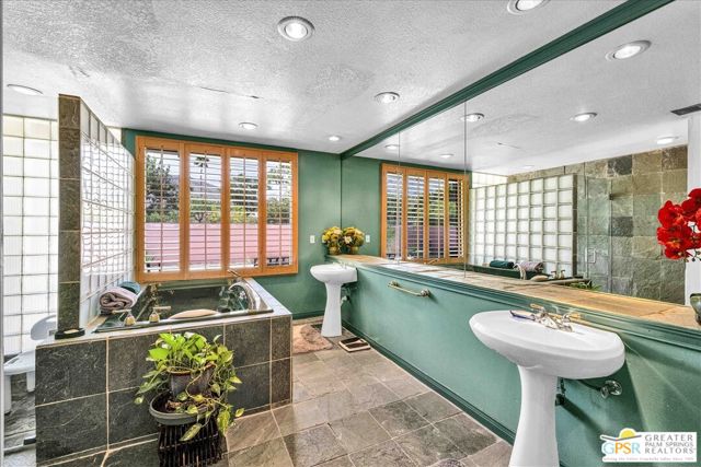 2861 Sundance Circle, Palm Springs CA: https://media.crmls.org/mediaz/8510bbc1-ca48-41c1-ac4e-0fcf74abd489.jpg