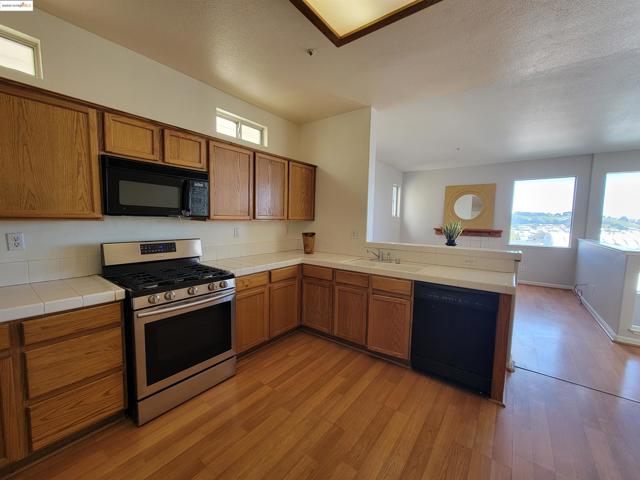 386 Bay Ridge Drive, Daly City CA: https://media.crmls.org/mediaz/851116ba-3f59-422d-987a-3c398161793f.jpg