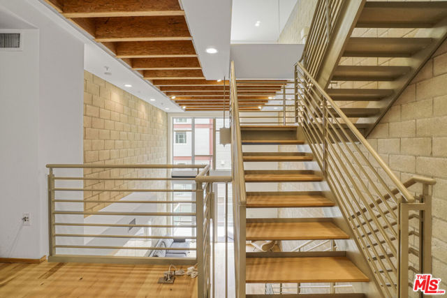 3450 Cahuenga Boulevard, Los Angeles CA: https://media.crmls.org/mediaz/851164bc-f4e5-4de0-bb71-fe9ee659a6da.jpg