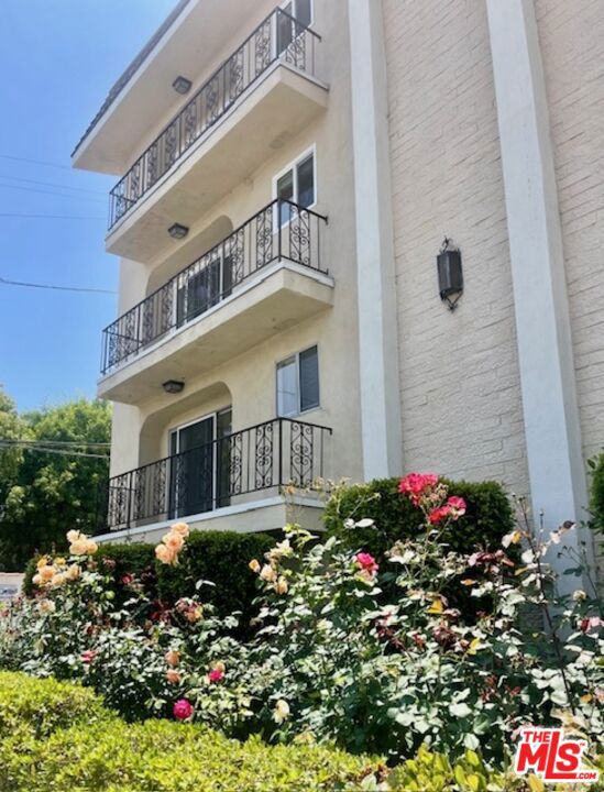 1097 S Bedford Drive, Los Angeles CA: https://media.crmls.org/mediaz/85117521-983d-4386-99d6-72381b4c8021.jpg