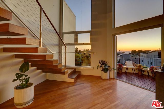 255 Main Street, Venice CA: https://media.crmls.org/mediaz/8512aaad-294c-4f5f-a6e7-47573750ef08.jpg