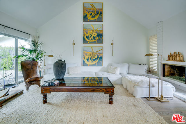 4101 Tarrybrae Terrace, Tarzana CA: https://media.crmls.org/mediaz/8513f8df-7f2d-4f99-87a9-35a09aaba3a1.jpg