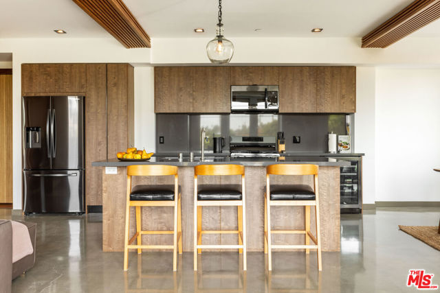 547 N Sweetzer Avenue, West Hollywood CA: https://media.crmls.org/mediaz/85142d2e-754d-402d-bd5e-db3245e97176.jpg