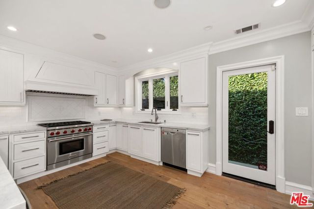 514 N Walden Drive, Beverly Hills CA: https://media.crmls.org/mediaz/8514c341-43fc-41af-a8f3-6cd80464c0af.jpg