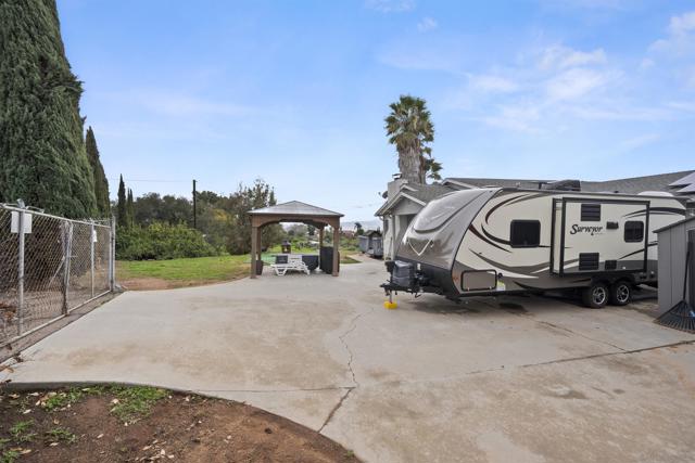 8016 Sterling Dr, El Cajon CA: https://media.crmls.org/mediaz/8515598e-ae3d-4a14-8589-eae031c1f2b3.jpg