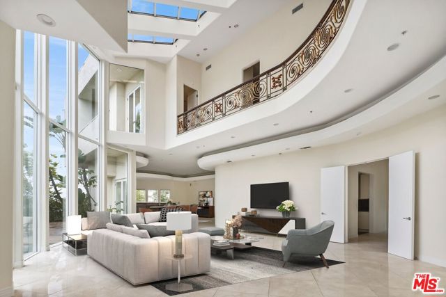 2470 Venus Drive, Los Angeles CA: https://media.crmls.org/mediaz/85158d19-7c96-43f4-adce-25156465f033.jpg
