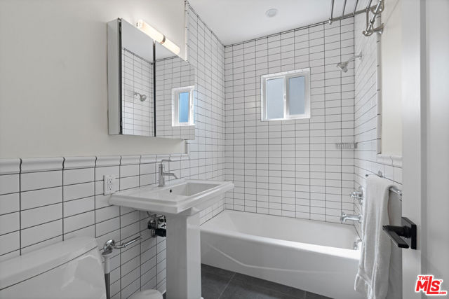 705 6th Avenue, Venice CA: https://media.crmls.org/mediaz/8515a3df-84ed-48ee-8fb0-8e84a1765094.jpg