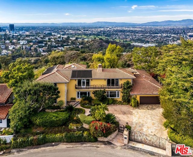 3595 Wonder View Drive, Los Angeles CA: https://media.crmls.org/mediaz/8515effc-1045-4458-9849-80d003c1ec2e.jpg