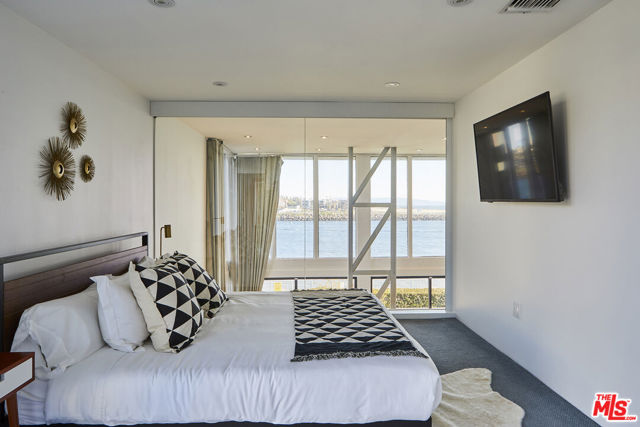 5515 Pacific Avenue, Marina del Rey CA: https://media.crmls.org/mediaz/851638a1-1fcd-4815-85c3-59e73bb091a8.jpg