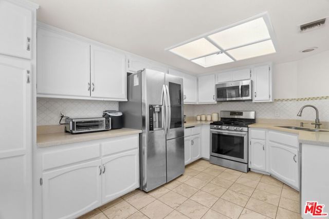 2231 Montrose Avenue, Montrose CA: https://media.crmls.org/mediaz/851670a0-67ec-4ecc-9725-033d6bef4665.jpg