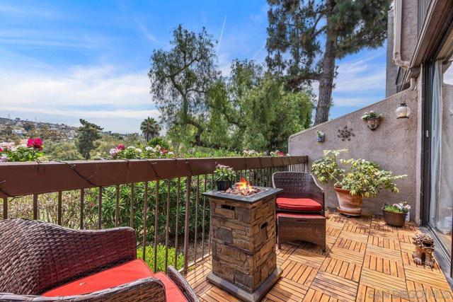 2564 Navarra Dr, Carlsbad CA: https://media.crmls.org/mediaz/85169488-3692-449d-a37a-bb75d2018bf0.jpg