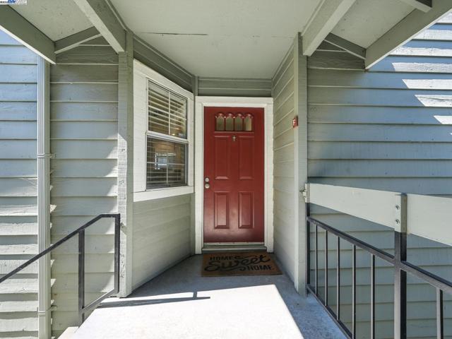 7635 Canyon Meadow Cir, Pleasanton CA: https://media.crmls.org/mediaz/85170b38-e632-4314-9c30-3923b7832824.jpg