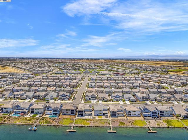 2859 Wylin Blvd, Lathrop CA: https://media.crmls.org/mediaz/8517ad39-4869-4abe-bd30-89defab892a2.jpg