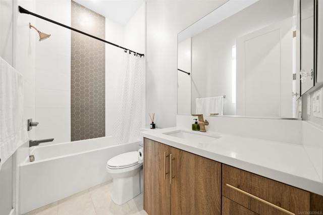 5347 Morning Sage Way, San Diego CA: https://media.crmls.org/mediaz/85188619-387d-46cb-80c4-880de5a192ab.jpg