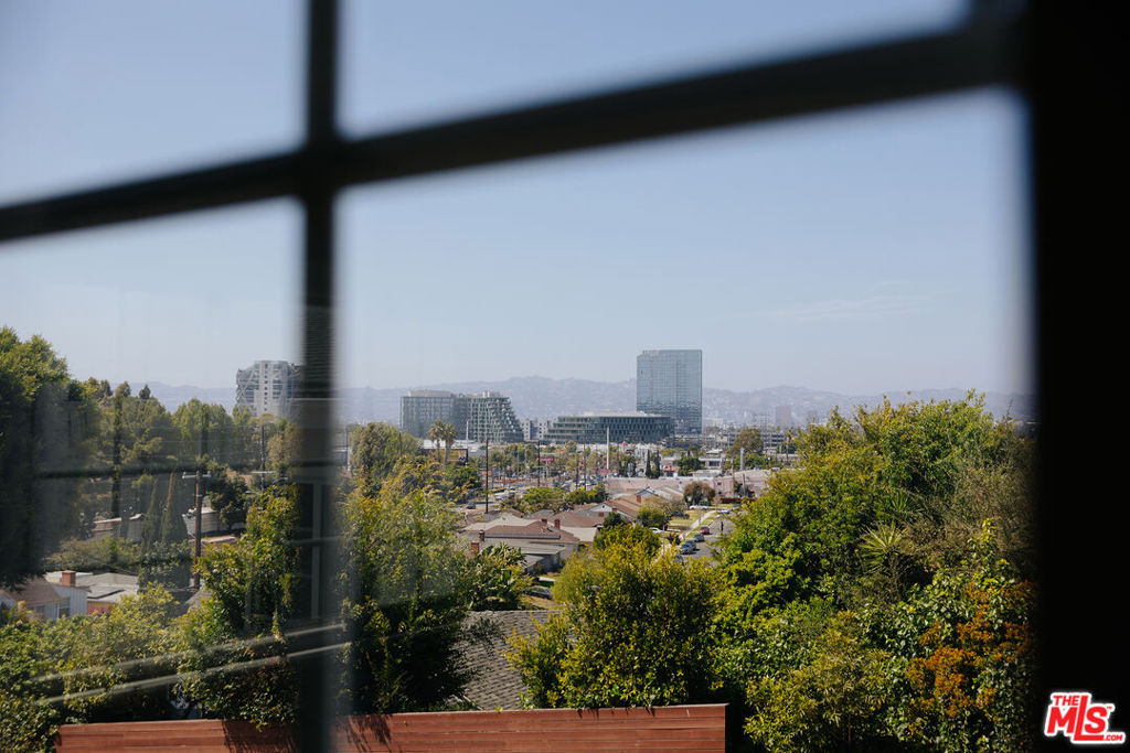 https://media.crmls.org/mediaz/85188d65-e159-4ae1-8090-a660886b8387.jpg?preset=X-Large