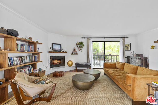 2412 Ocean Avenue, Venice CA: https://media.crmls.org/mediaz/8518cfc0-db4a-42ae-8789-a1bbdb4791bd.jpg