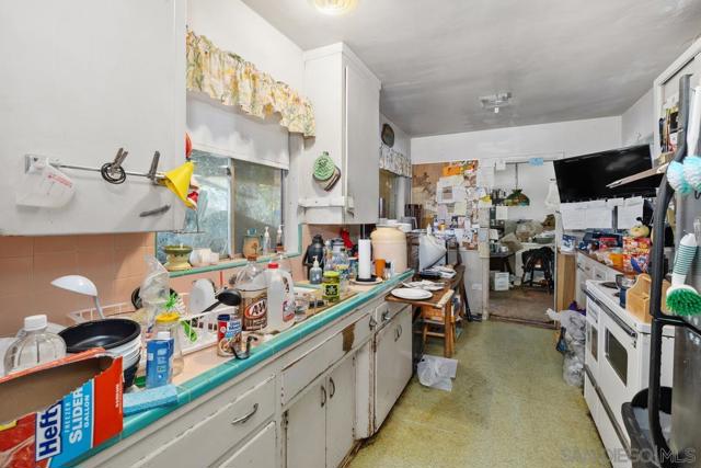 2747 Fairfield St, San Diego CA: https://media.crmls.org/mediaz/85190fbe-9be6-4975-a020-f142d612112c.jpg