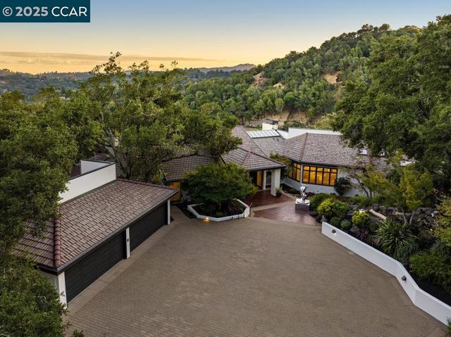 1177 Estates Dr, Lafayette CA: https://media.crmls.org/mediaz/8519fe55-237a-472e-9c12-780f3b28f1db.jpg