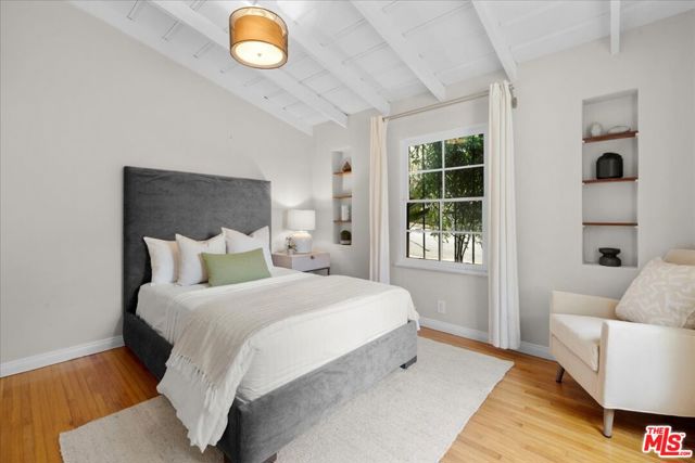 3074 Lake Hollywood Drive, Los Angeles CA: https://media.crmls.org/mediaz/851ac424-c502-4e7c-b514-4210cd5adae5.jpg