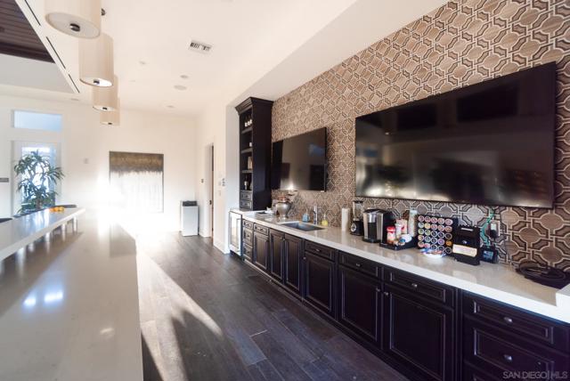 8112 Auberge Cir, San Diego CA: https://media.crmls.org/mediaz/851b3496-ca8c-403a-a485-645730bb4243.jpg