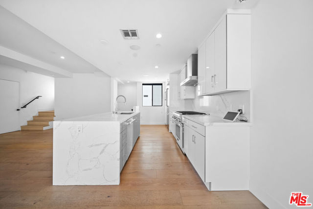 733 N Gramercy Place, Los Angeles CA: https://media.crmls.org/mediaz/851b78b8-e9b7-448f-a975-5d4131fbc559.jpg