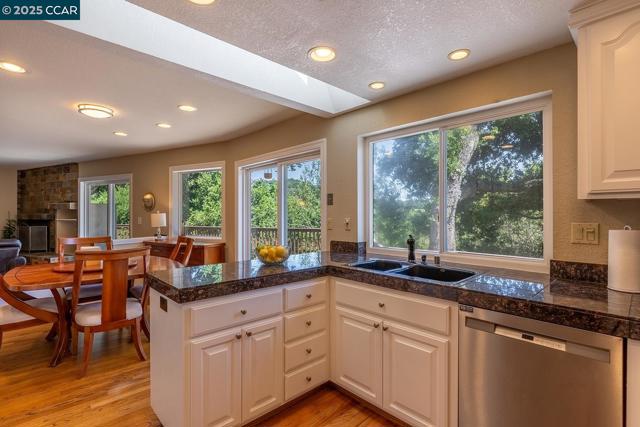6082 Slopeview Ct, Castro Valley CA: https://media.crmls.org/mediaz/851bda32-1e28-44c9-a58c-00473bddf41a.jpg