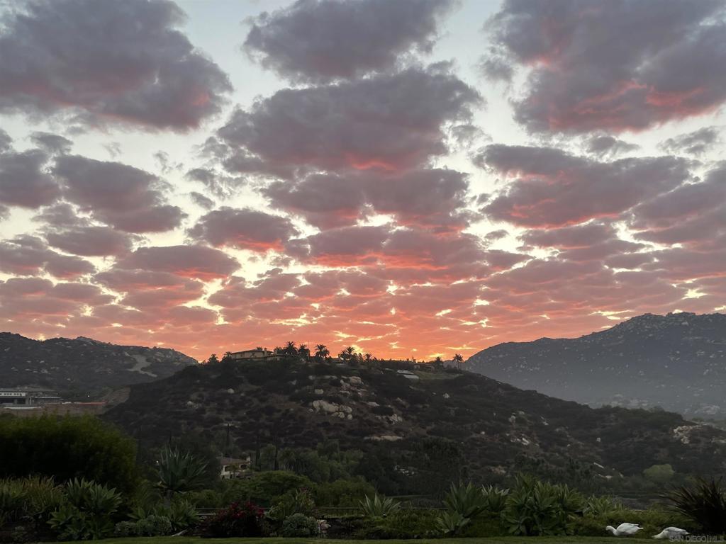 https://media.crmls.org/mediaz/851be970-de78-4bae-b5e0-6611d45a779c.jpg?preset=X-Large