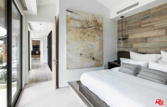 2532 Canyon Oak Dr, Los Angeles CA: https://media.crmls.org/mediaz/851c076e-c970-4e4d-9d52-f7106571f345.jpg