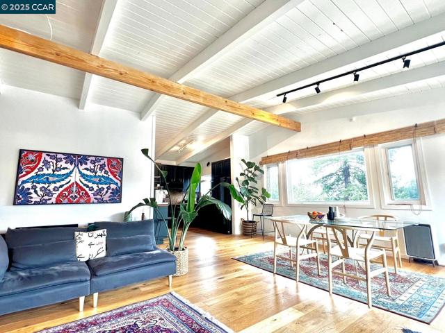 5915 ALHAMBRA AVE, Oakland CA: https://media.crmls.org/mediaz/851cf674-5e0b-48df-97a6-40db07623d19.jpg