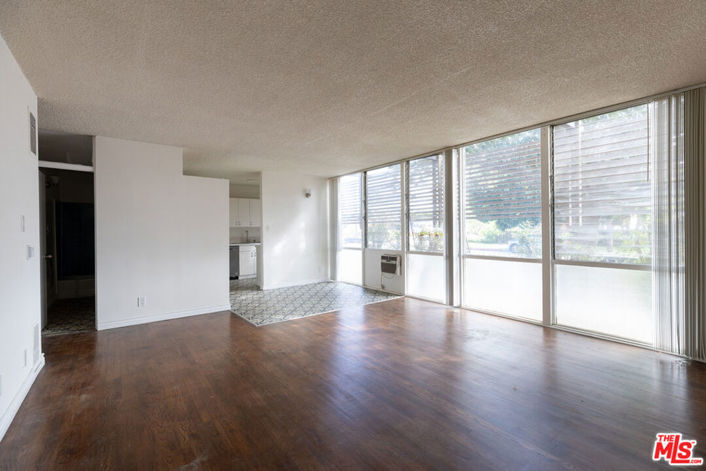11133 ROSE Avenue #9