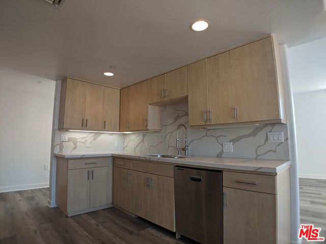 5143 White Oak Avenue, Encino CA: https://media.crmls.org/mediaz/851decd9-327c-4ece-a78d-ab0a06fc1063.jpg