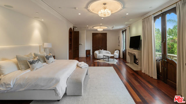 1021 N Crescent Drive, Beverly Hills CA: https://media.crmls.org/mediaz/851ef833-dbea-4ef0-94c6-04676dcf9a45.jpg