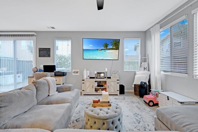 1028 Capri Way, Salinas CA: https://media.crmls.org/mediaz/851fca62-0a10-4795-8c5c-061a70ef3fa8.jpg