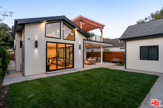 3076 Glenhurst Avenue, Los Angeles CA: https://media.crmls.org/mediaz/852000dd-b475-4245-94f7-df57bb6032ca.jpg