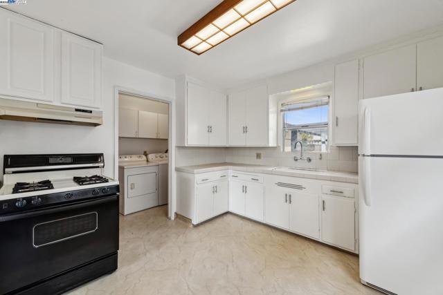 21032 Baker Rd, Castro Valley CA: https://media.crmls.org/mediaz/8522171b-431f-4755-b25e-dbc8ad2242d3.jpg