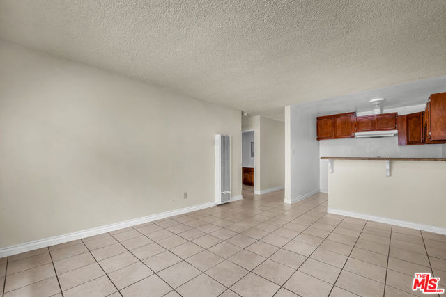 1095 W 39th Street, Los Angeles CA: https://media.crmls.org/mediaz/85233bab-8579-4288-9cda-bdcc156d14a0.jpg