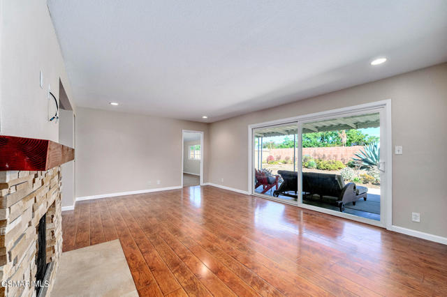 560 Randy Drive, Newbury Park CA: https://media.crmls.org/mediaz/852384c8-5e9b-4eba-8334-a54281d6b521.jpg