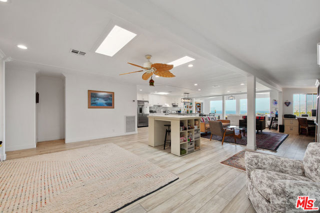 29500 Heathercliff Road, Malibu CA: https://media.crmls.org/mediaz/8523abda-da34-44b9-8a96-0e365dd9d9f7.jpg