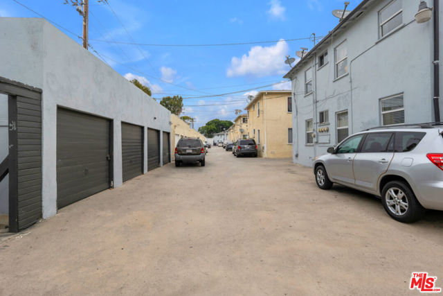 5427 Kinston Avenue, Culver City CA: https://media.crmls.org/mediaz/8523c40d-f5bd-41ba-b9ce-0eaf1594a3b3.jpg