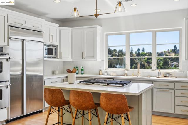 911 Aquarius Way, Oakland CA: https://media.crmls.org/mediaz/85249515-762d-4395-a20b-1d9216047cc9.jpg
