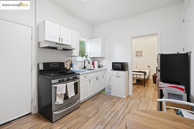1030 Orchid Dr, Brentwood CA: https://media.crmls.org/mediaz/8524c88d-6f40-4ff3-9686-39be0db94fd7.jpg