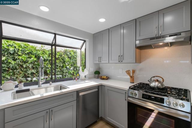 4360 Peregrine Way, Fremont CA: https://media.crmls.org/mediaz/8524f330-7dd5-457e-89df-041cfea1240f.jpg