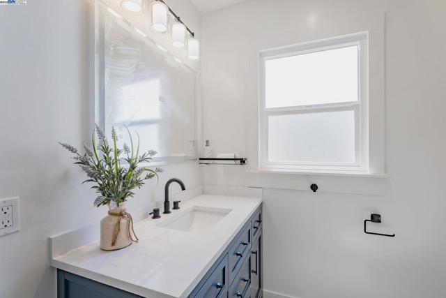 2720 Short St, Oakland CA: https://media.crmls.org/mediaz/85263fa3-a665-4616-81ef-fc252f6839ac.jpg