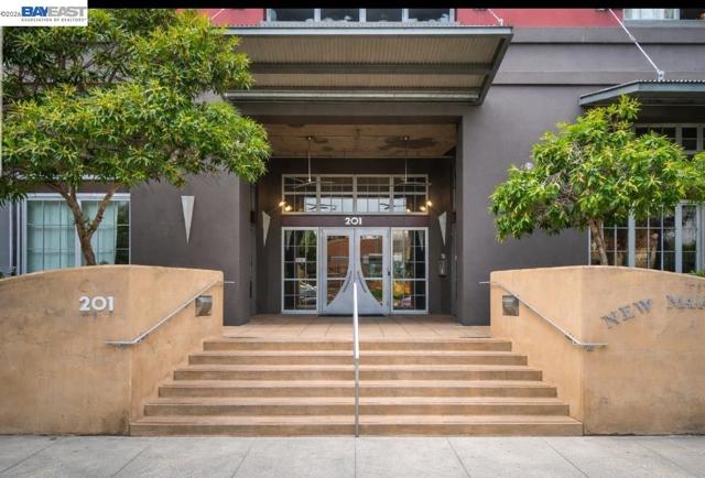 201 4Th St, Oakland CA: https://media.crmls.org/mediaz/8526c976-dd00-4173-b087-738ecd06b383.jpg