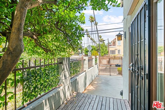 3166 San Marino Street, Los Angeles CA: https://media.crmls.org/mediaz/8526e3e2-71b8-4df1-bafe-559ec8753d36.jpg