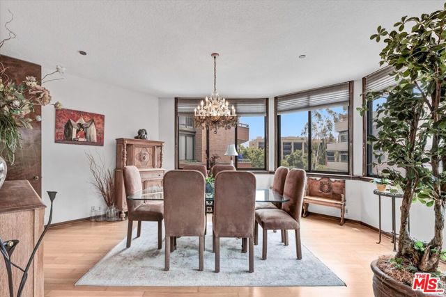 300 N Swall Drive, Beverly Hills CA: https://media.crmls.org/mediaz/8526f872-ce39-418a-b984-ed836b16c33f.jpg