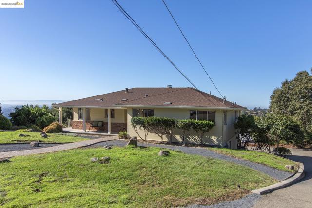 18076 Jaymark Ct, Castro Valley CA: https://media.crmls.org/mediaz/8527fa40-1400-43de-8145-9fe59db932d8.jpg