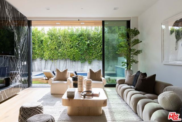 633 N Crescent Heights Boulevard, Los Angeles CA: https://media.crmls.org/mediaz/85285a6f-1cb6-4c66-a9ae-b6b1d654923f.jpg